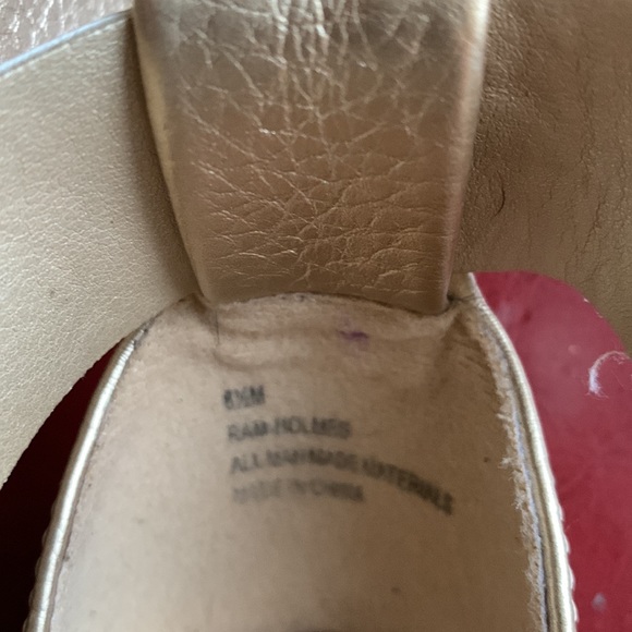 Gold leather wedge heel sandals. - Picture 8 of 8